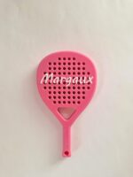 Porte-clés en forme de raquette de padel couleur rose avec prénom Margaux en blanc