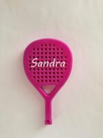 Porte-clés en forme de raquette de padel couleur rose-violet avec prénom Sandra en blanc