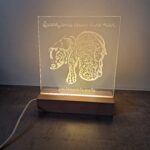 Lampe led personnalisée base bois plaque carré