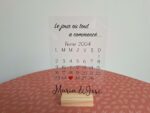 Panneau acrylique avec date d'anniversaire marquée avec un coeur rouge, personnalisé avec prénoms et base en bois