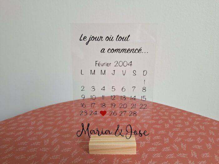 Panneau acrylique avec date d'anniversaire marquée avec un coeur rouge, personnalisé avec prénoms et base en bois
