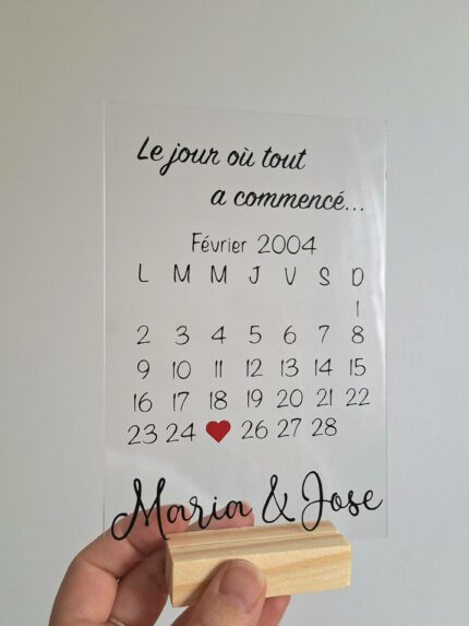 Panneau acrylique tenu à la main, avec date marquée avec un coeur rouge et base en bois, personnalisé avec prénoms