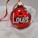 Boule de noël rouge avec prénom blanc et flocons