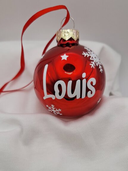 Boule de noël rouge avec prénom blanc et flocons