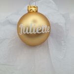 Boule de noël doré mat avec prénom blanc