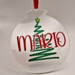 Décoration boule de Noël en acrylique avec un sapin en vinyle et le prénom Mario