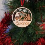 Boule de Noël en bois sur le sapin. Modèle gnome avec prénom Gerardo gravé