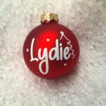 Boule de noël rouge avec prénom et déco en vinyle