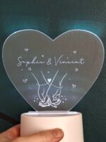 Lampe led gravée - Mains avec coeur et prénoms – Image 4