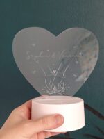 Lampe led gravée - Mains avec coeur et prénoms – Image 3